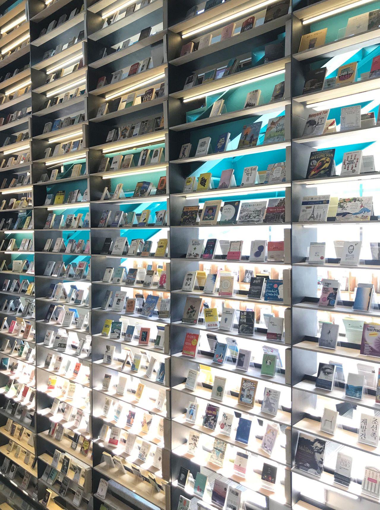 Seoul Attraction: Book Park, Itaewon. An Amazing Photogenic Library.